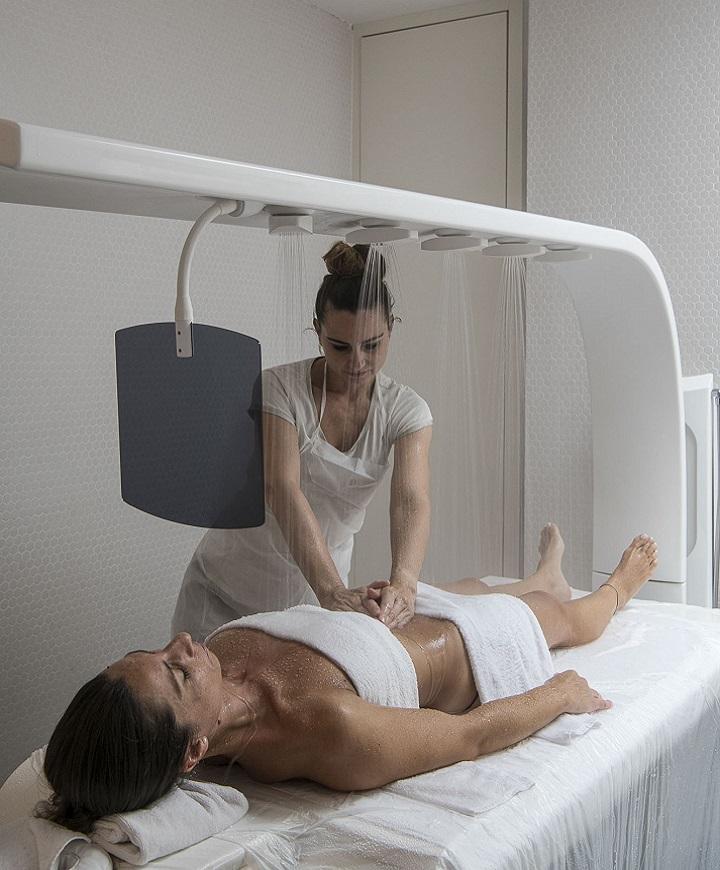 Massaggio rilassante sotto doccia a pioggia, atmosfera di benessere e serenità