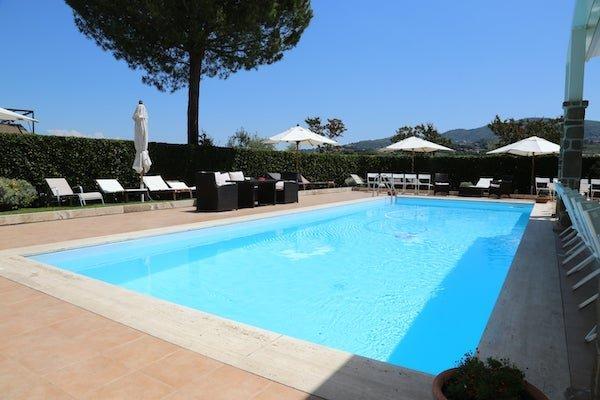Piscina dell'agriturismo con vista sui Castelli Romani