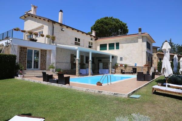 Piscina esterna con vista panoramica