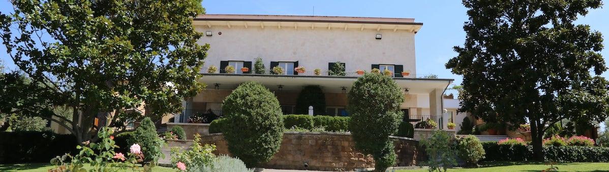 Vista esterna della tenuta e villa di Pietra Porzia