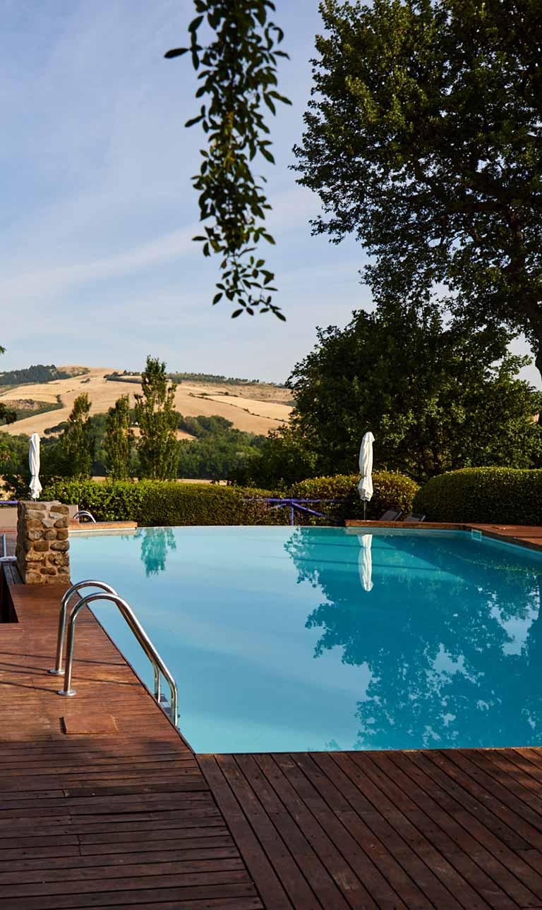 Piscina esterna con vista sulle colline