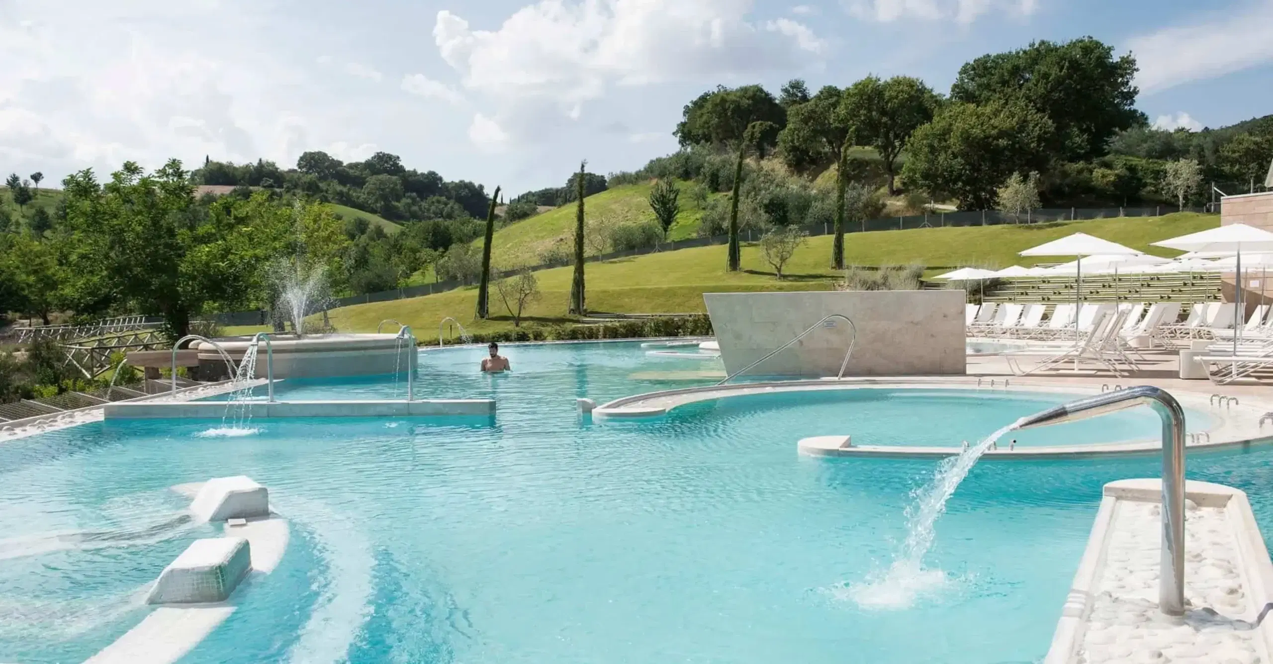 Veduta esterna delle Terme di Chianciano immerse nei colli toscani