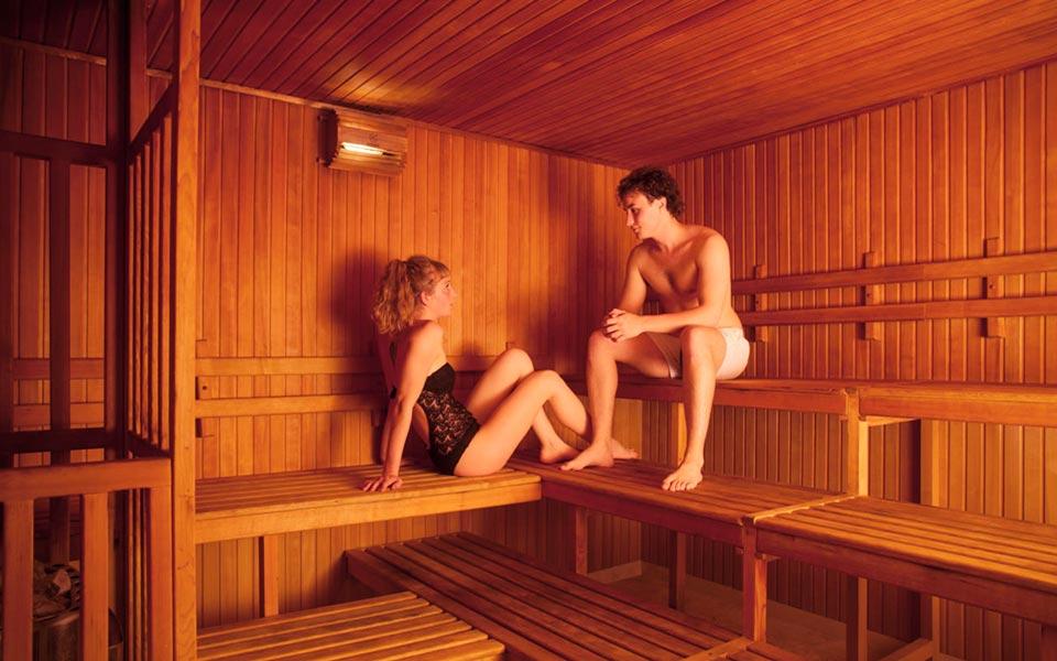 Interno della sauna finlandese con legno e panca panoramica