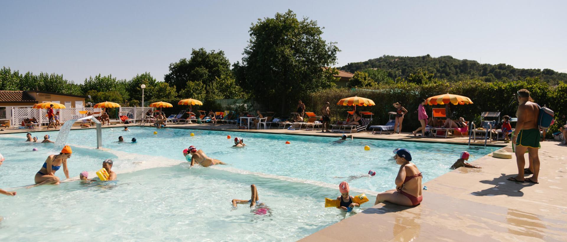 Piscina con area idromassaggi e zone relax