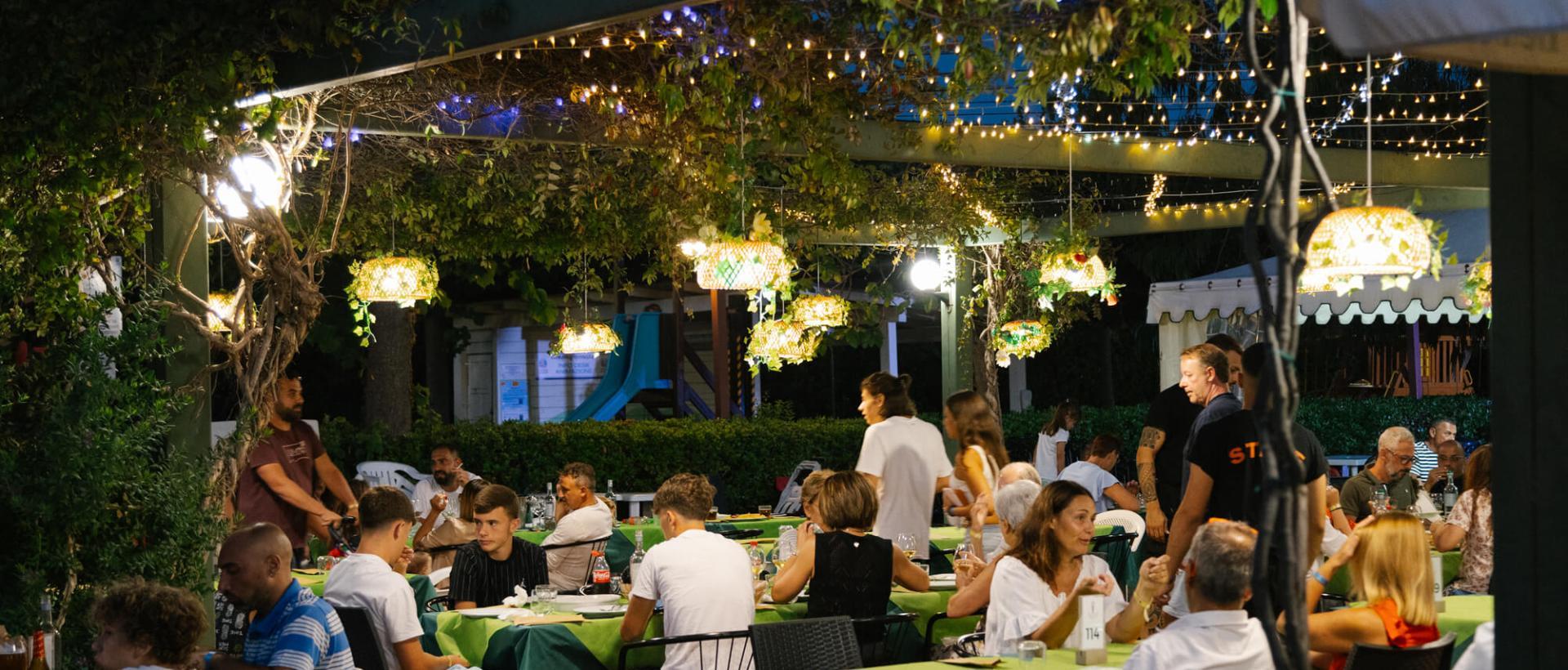 Ristorante interno con atmosfera accogliente