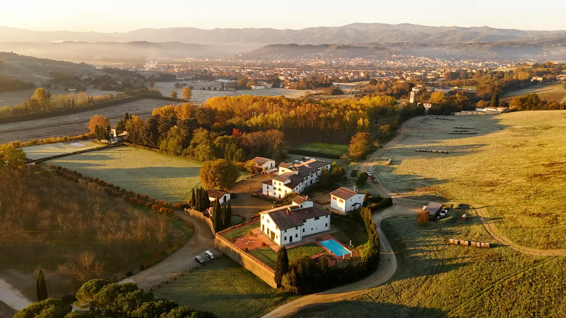 Vista esterna della struttura Viesca Toscana con paesaggio toscano