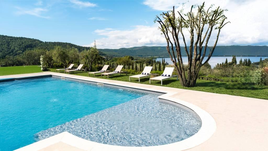 Vista della piscina esterna sul lago