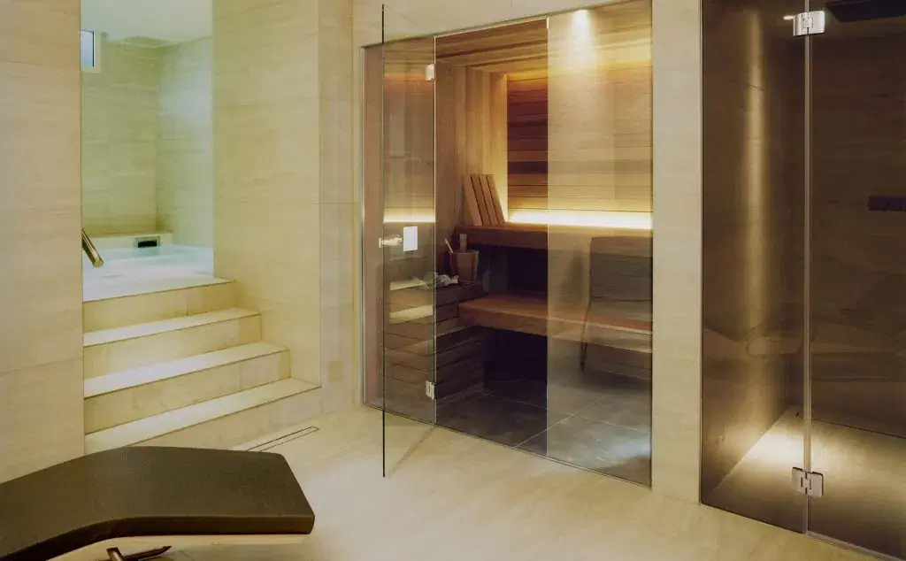 Piscina interna con idromassaggio