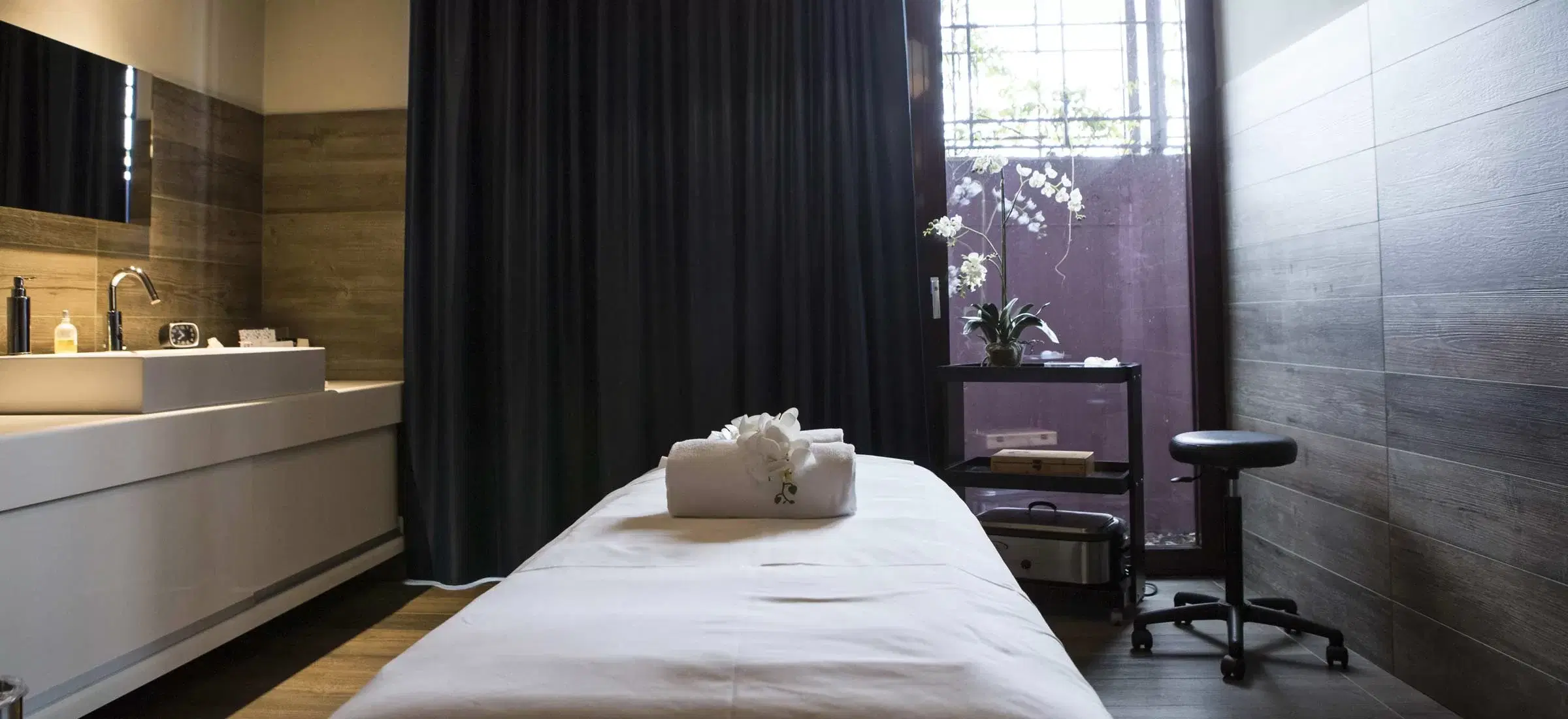 Sala estetista con lettino